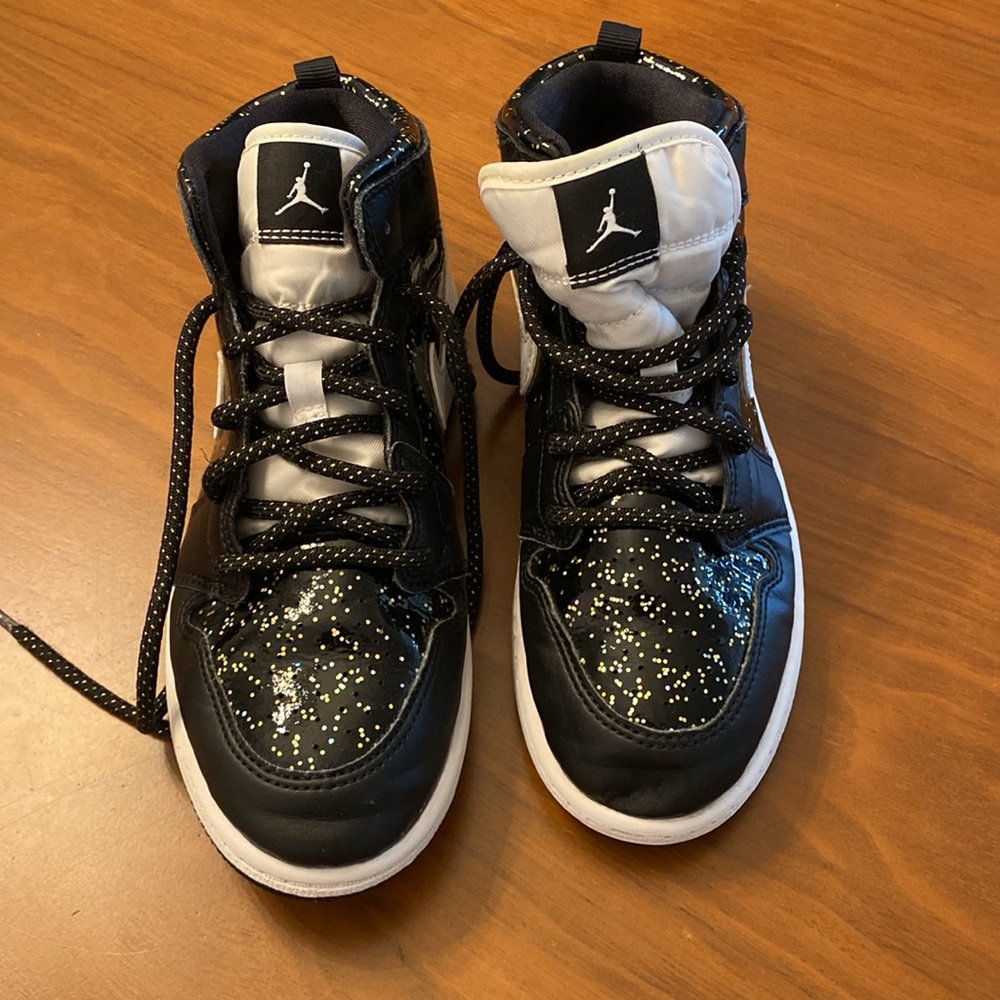 Jordan
Toddler Leather 1 Mid SE Sneakers